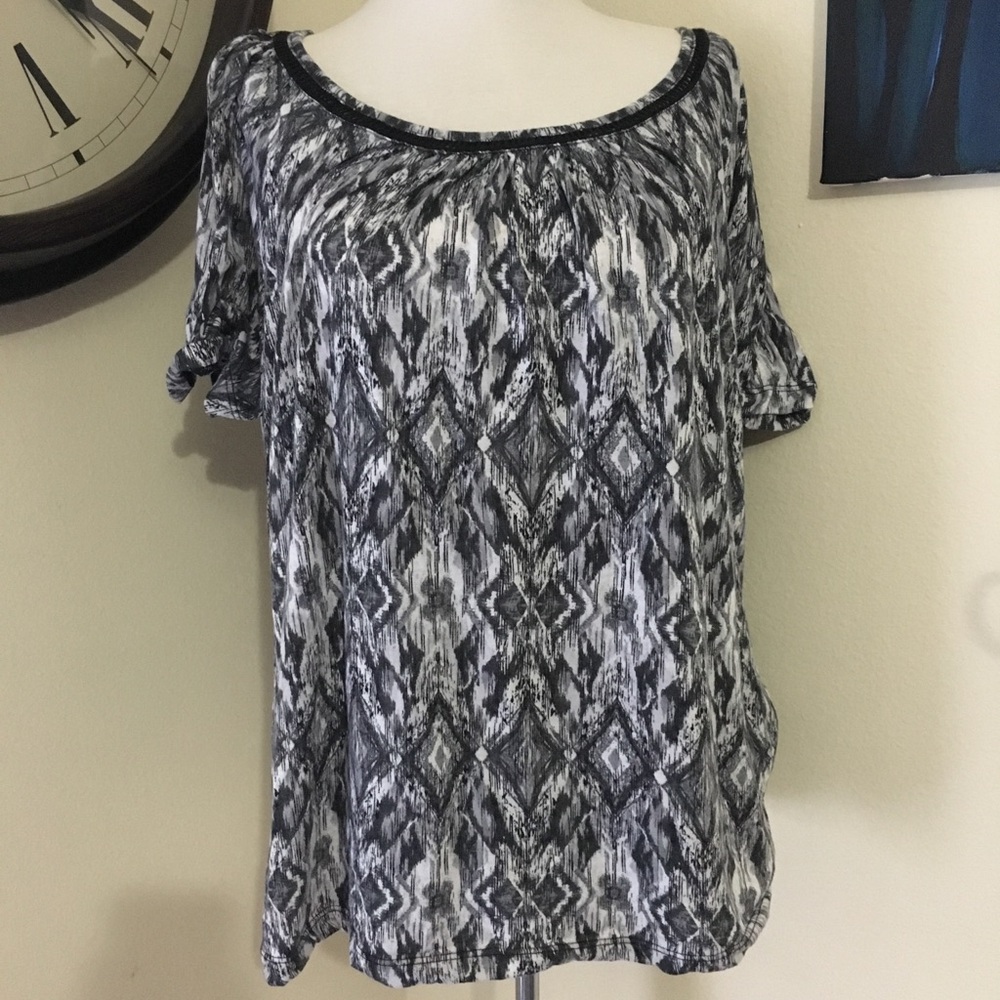 Black, gray, white top‎ with embroidered design